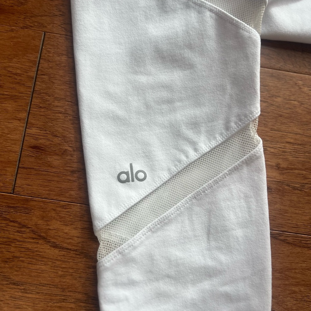 Like New Alo Cropped Legging - Picture 4 of 8